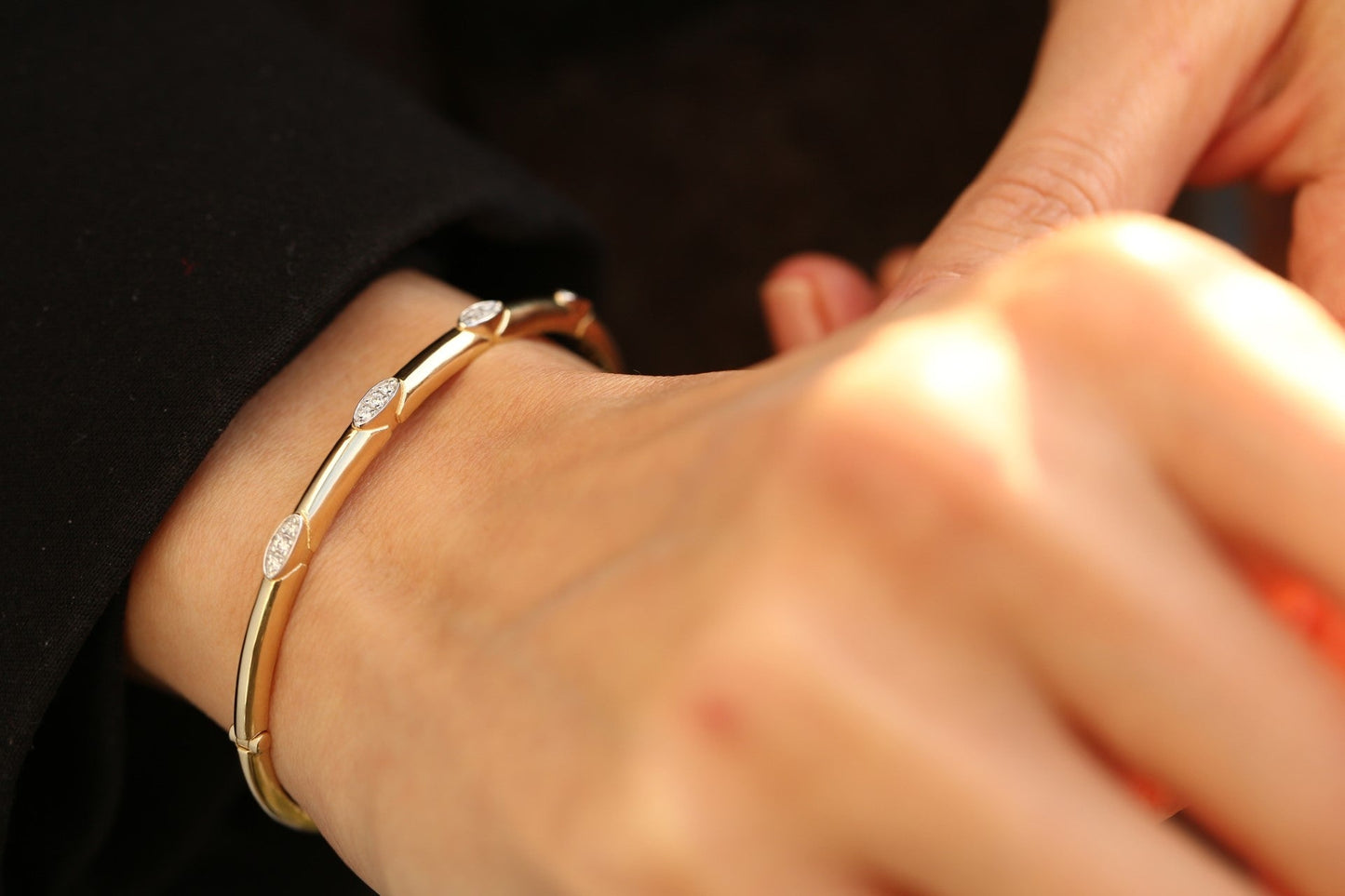 Insula Round Bangle